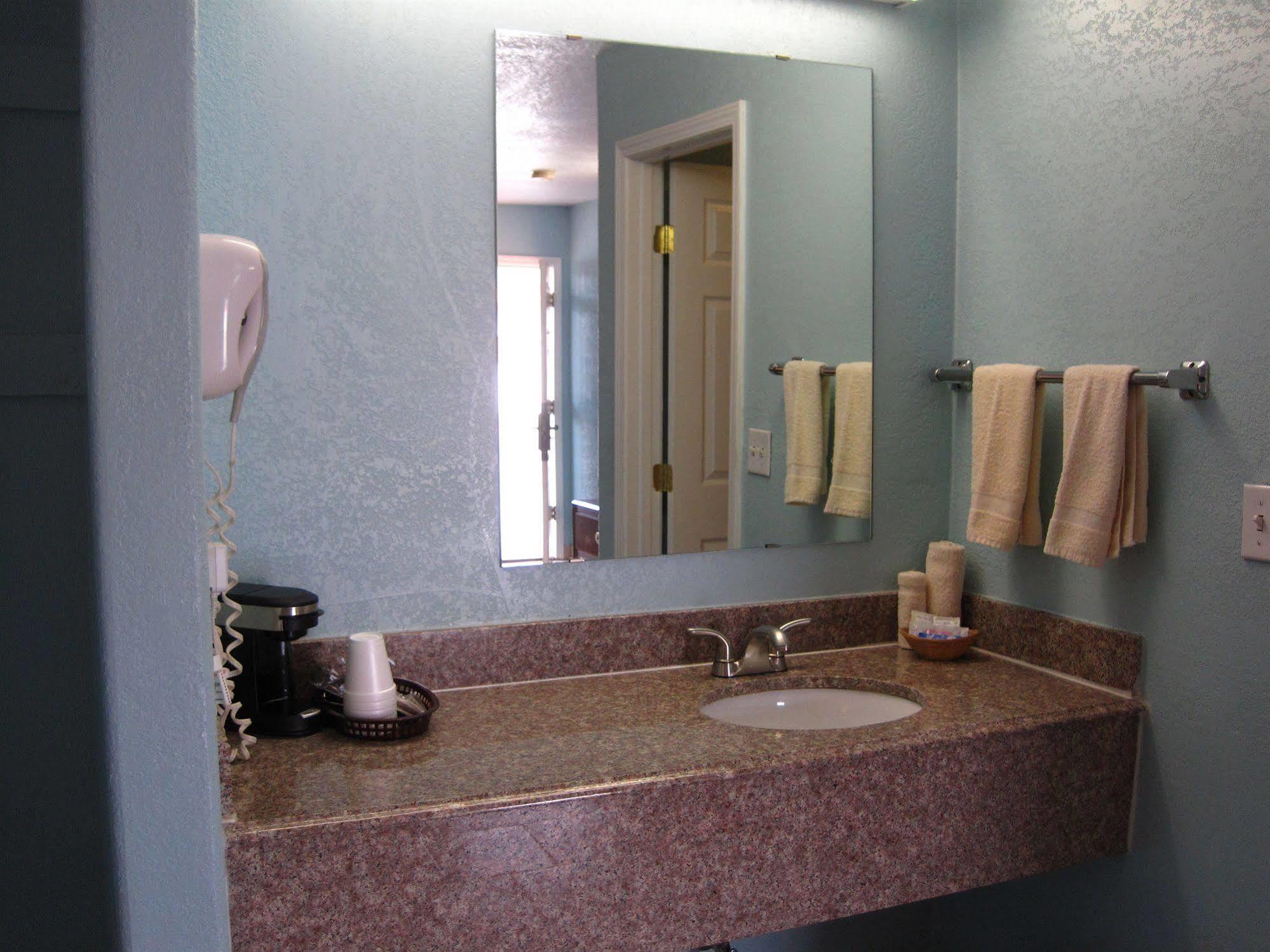 Pinn Road Inn And Suites Lackland Afb And Seaworld ซานอันโตนิโอ ภายนอก รูปภาพ