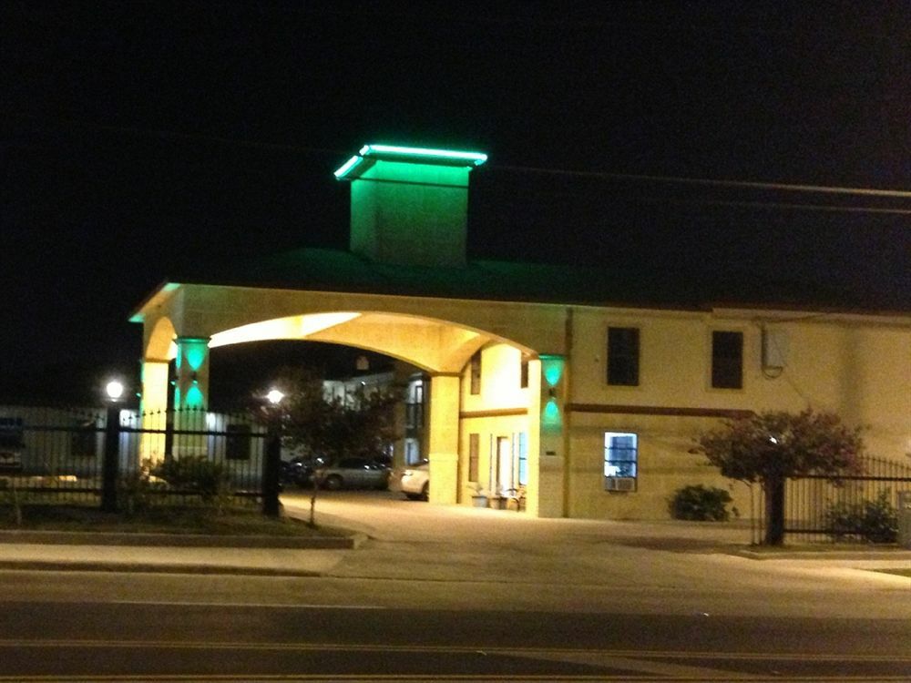 Pinn Road Inn And Suites Lackland Afb And Seaworld ซานอันโตนิโอ ภายนอก รูปภาพ