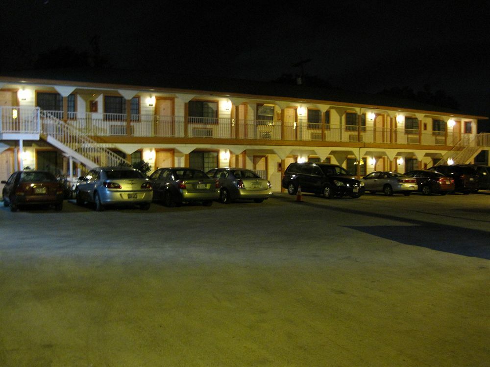 Pinn Road Inn And Suites Lackland Afb And Seaworld ซานอันโตนิโอ ภายนอก รูปภาพ